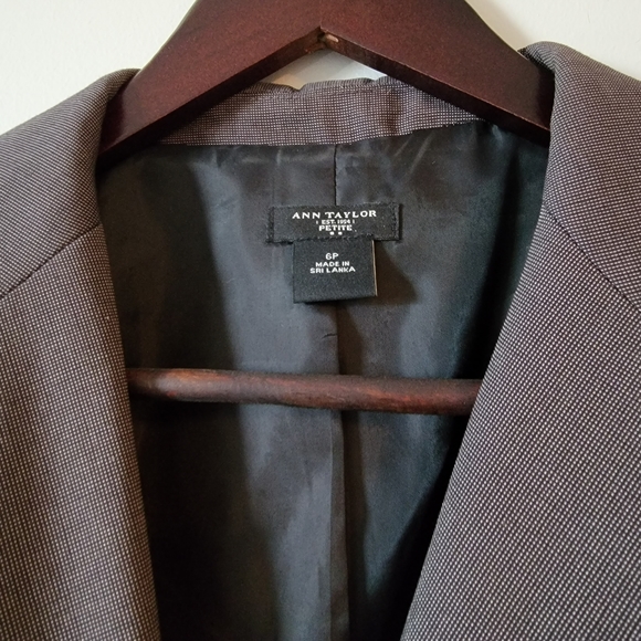 Ann Taylor fitted lined blazer. Fine brown pattern. 6P - Picture 4 of 5